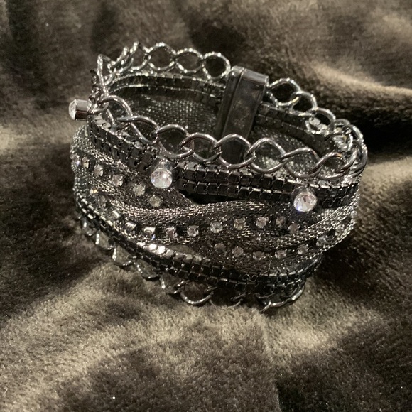 Jewelry - Metal bracelet with magnetic clasp